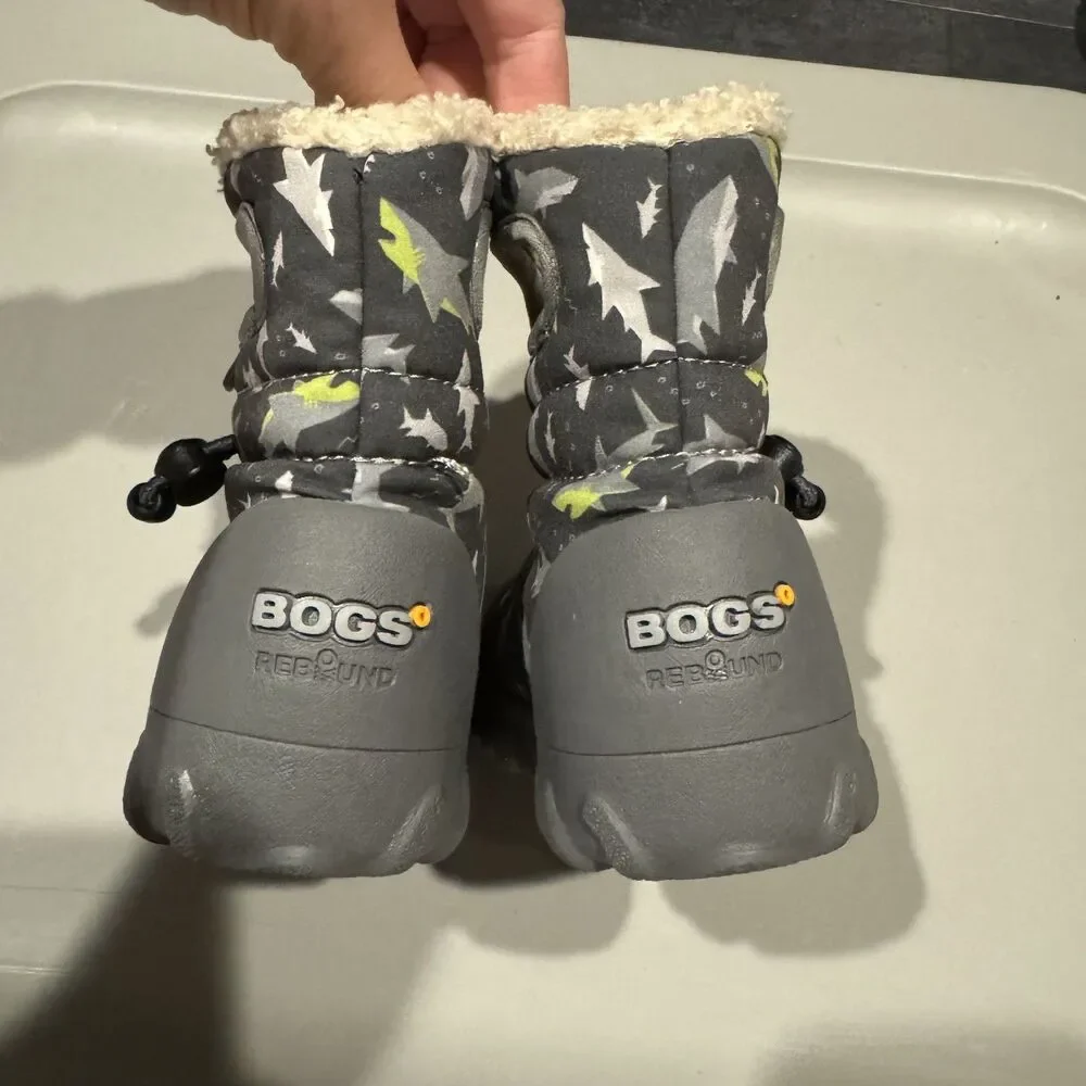 Bogs B-Moc Boots Shark Print Insulated Winter Snow Waterproof Boys sz 6 Toddler